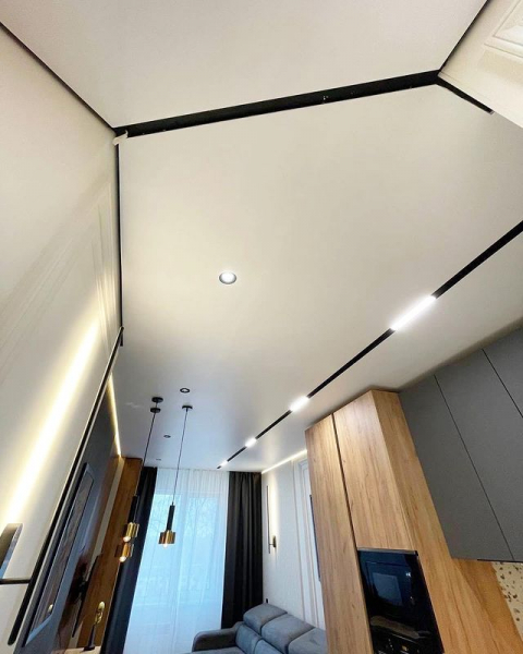 Дизайн натяжного потолка в зал