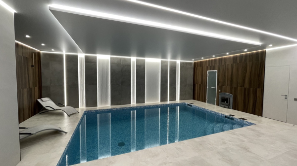 дизайн натяжного потолка в бассейн