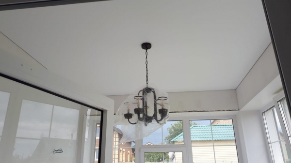 Пример натяжного потолка в частный дом