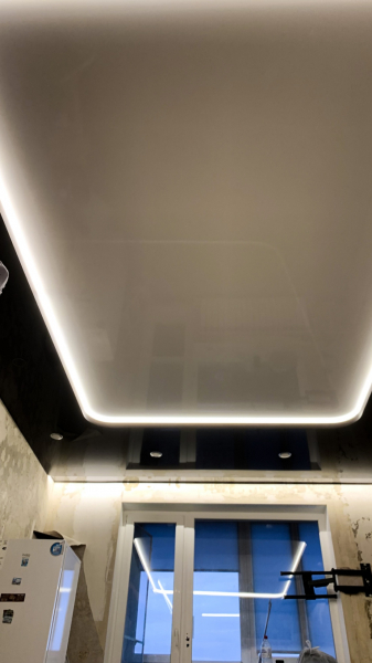 пример двухуровневого натяжного потолка