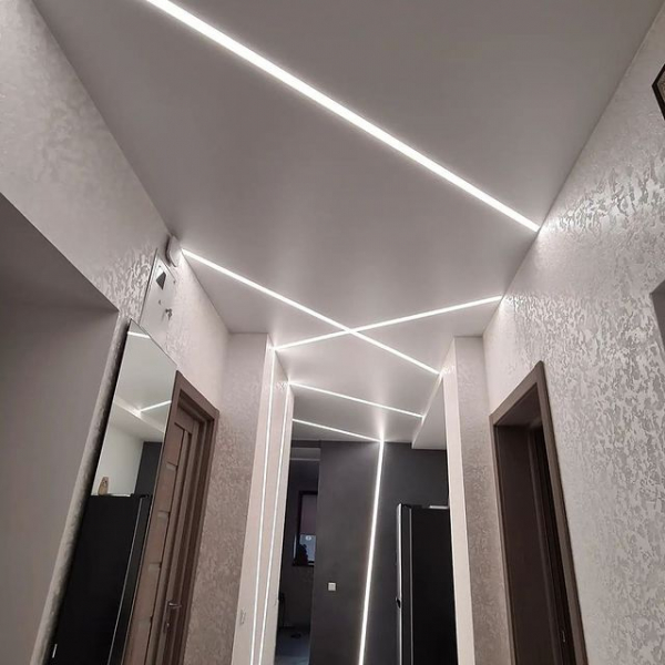 фото натяжного потолка со световыми линиями в прихожей